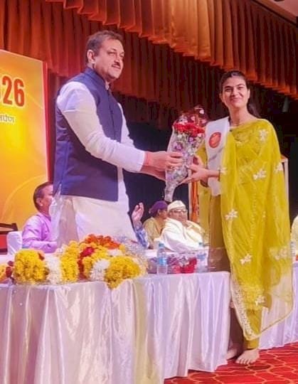 गोपाल सरस्वती विद्या मंदिर के सभागार में गूंजी तालियां: शिक्षक सम्मान समारोह में छाईं लोक गायिका दृष्टि पांडे, MLC ने किया विशेष सम्मान