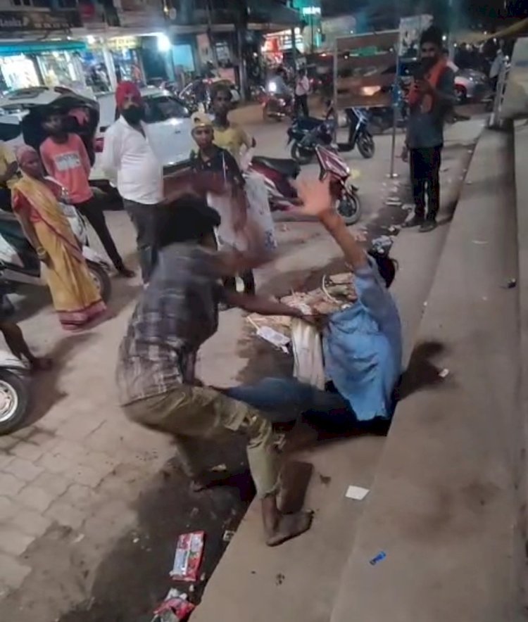 रायबरेली-चप्पलों से युवक की पिटाई का LIVE वीडियो वायरल, पुलिस जांच में जुटी