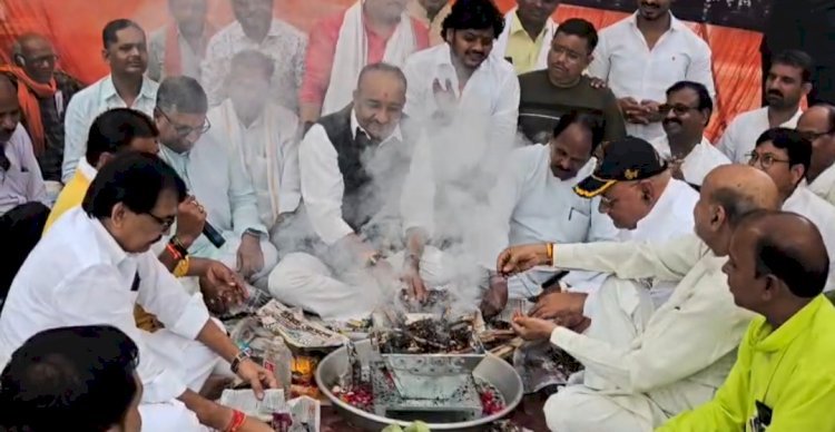 रायबरेली में राहुल गांधी के खिलाफ भाजपा का प्रदर्शन, मंत्री दिनेश प्रताप सिंह ने किया सद् बुद्धि हवन