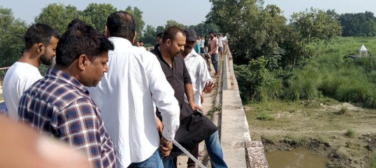 रायबरेली-सई नदी में ट्रक हादसा या माल का खेल? व्यापारी ने जताई चीनी बेचे जाने की आशंका