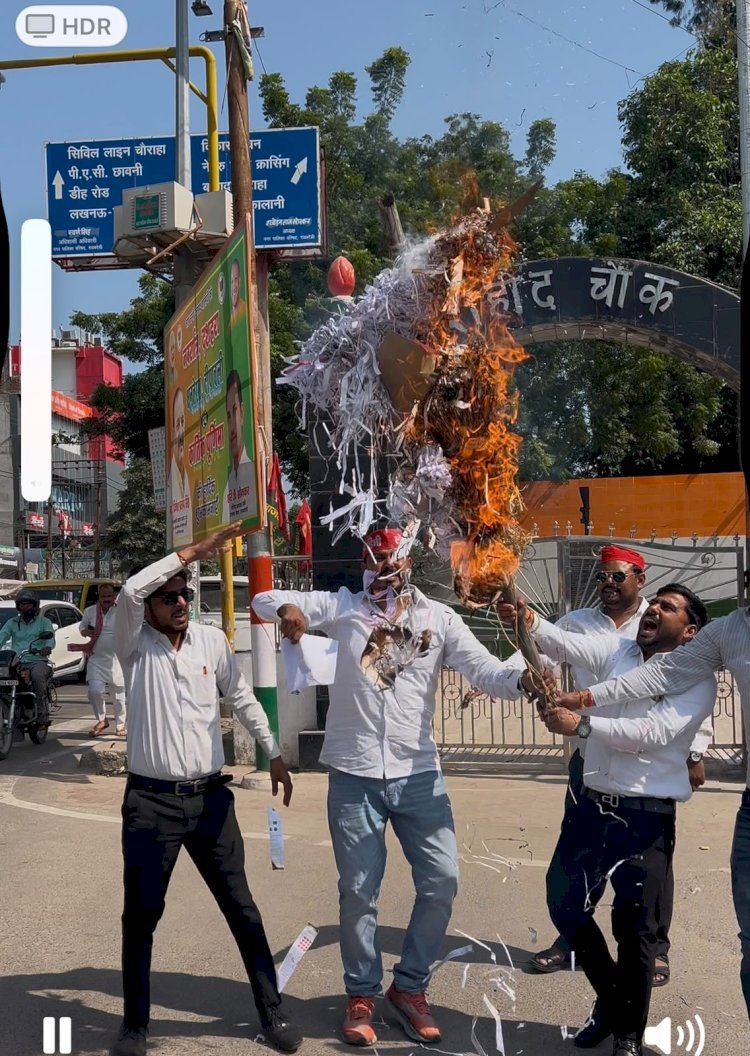 रायबरेली: अखिलेश यादव की हिरासत पर भड़के सपाई, CEC ज्ञानेश कुमार का फूंका पुतला