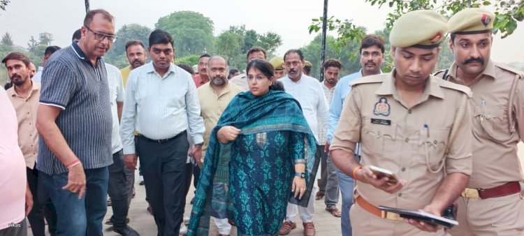 रायबरेली-डीएम ने शहीद स्मारक मुंशीगंज स्थित सई नदी पर बने पैदल पुल का किया निरीक्षण