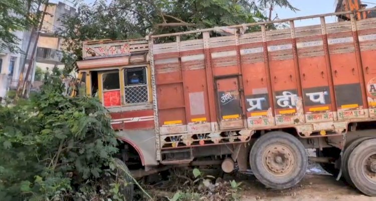 रायबरेली-तेज रफ्तार ट्रक अनियंत्रित होकर खंती में लटका, बाल-बाल बचे चालक और क्लीनर
