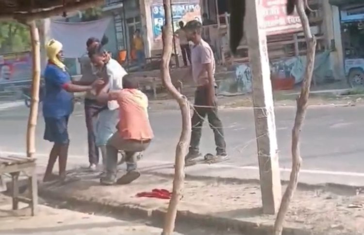 रायबरेली: बीच सड़क पर युवक की बेरहमी से पिटाई, LIVE वीडियो वायरल, आखिर कहां है पुलिस?