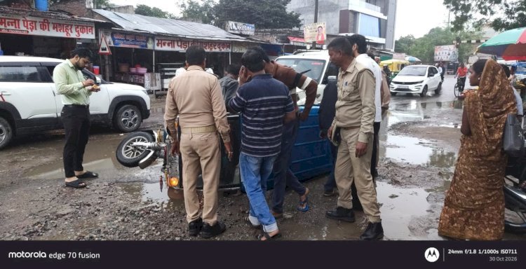 रायबरेली में बदहाल सड़क बनी हादसों की वजह, गड्ढे में फंसकर पलटा ई-रिक्शा, यात्री घायल