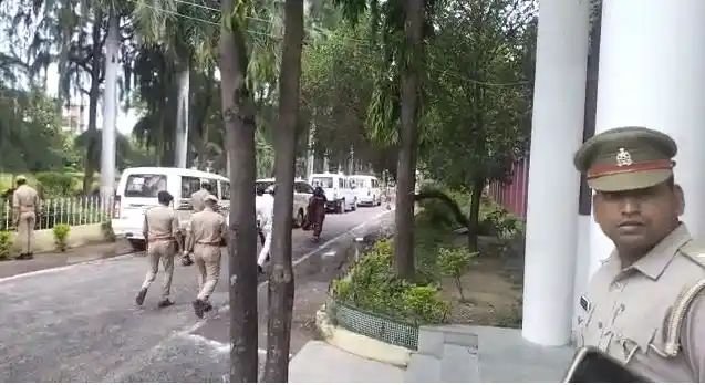 आखिर क्या वजह है जो CM योगी से ज्यादा चर्चा का विषय बनी रायबरेली डीएम