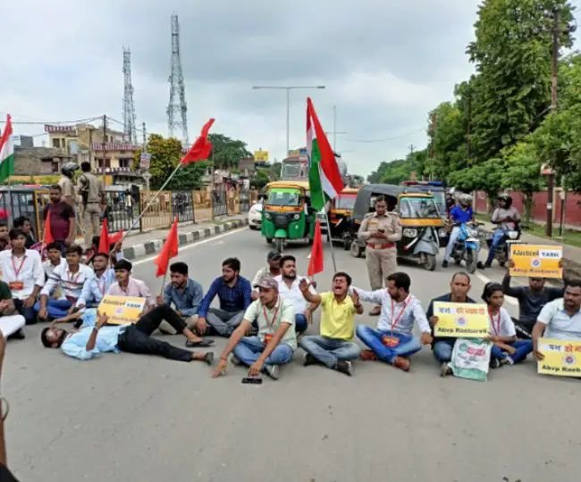 यूपी-यस को न्याय दिलाने के लिए सड़क पर उतरा ABVP