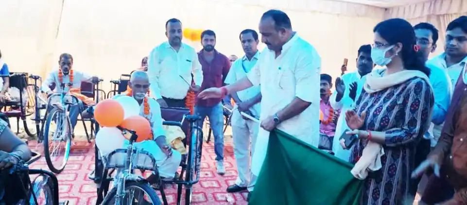 रायबरेली-मंत्री दिनेश प्रताप सिंह ने हरी झंडी दिखाकर दिव्यांगजनो को ट्राई साइकिल से किया रवाना