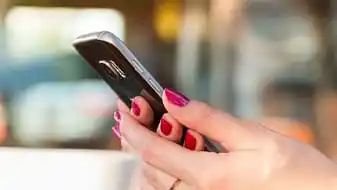 मोबाइल के ज्यादा इस्तेमाल से जा सकती है आंखों की रोशनी, इन दुष्प्रभावों के बारे में भी जानिए