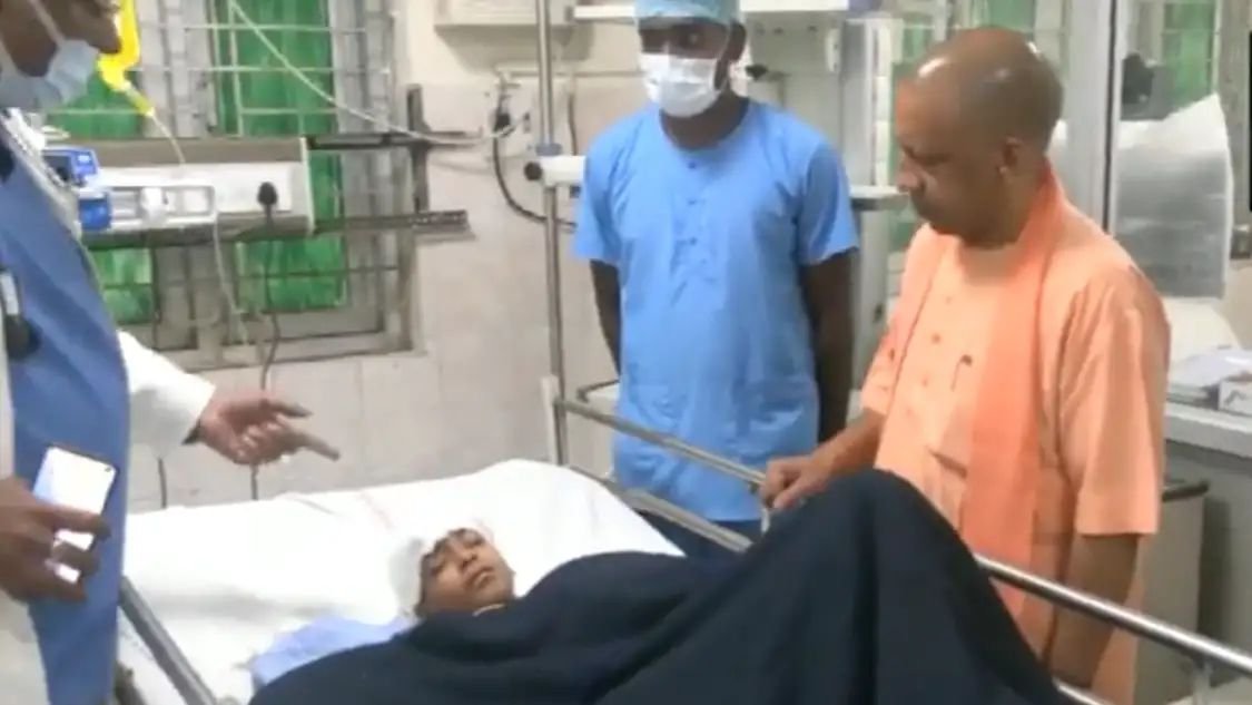 यूपी के सीएम योगी आदित्यनाथ ने गोरखपुर के बीआरडी अस्पताल में नरसंहार में जीवित बचे लड़के से की मुलाकात