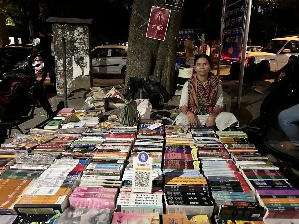 बेटा डॉक्टर, दामाद IPS, फिर भी महिला फुटपाथ पर लगाती है दुकान, जानें माजरा