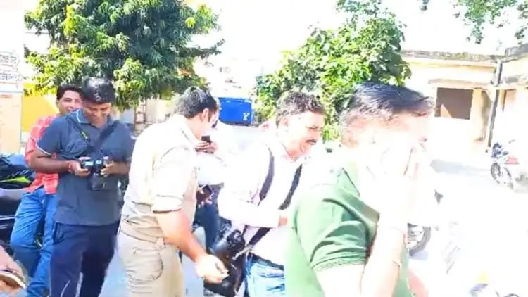 पहले पूछा हाल-चाल, फिर कोतवाल के चेहरे और गर्दन पर चला दी ब्लेड