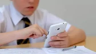 स्कूलों में फोन पर प्रतिबंध की ओर बढ़ रही दुनिया, छात्रों के तकनीकी रूप से पिछड़ने का भी जोखिम