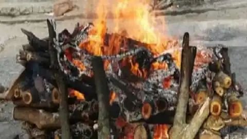 पति की चिता से लकड़ी हटाई, चेहरा देखा, सेल्फी ली और वीडियो बनाकर लौट गई पत्नी