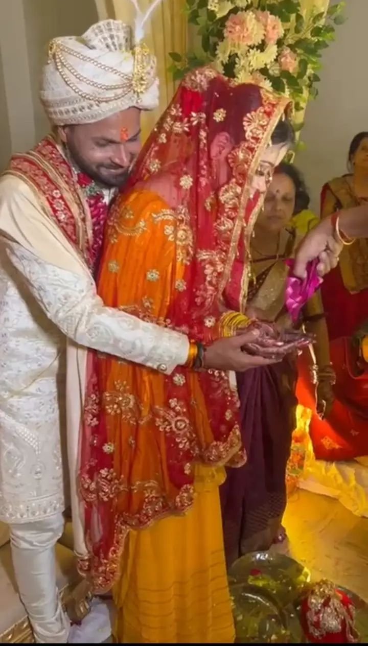 रात को दिव्या के संग परिणय सूत्र में बंधे, सुबह टीम को जीत दिलाने के लिए निकल गए गेंदबाज मुकेश