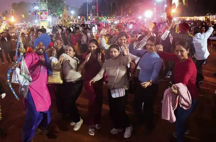 राजस्थान की कच्ची घोड़ी, कठपुतली, बहरूपिया देखकर युवा भी दंग