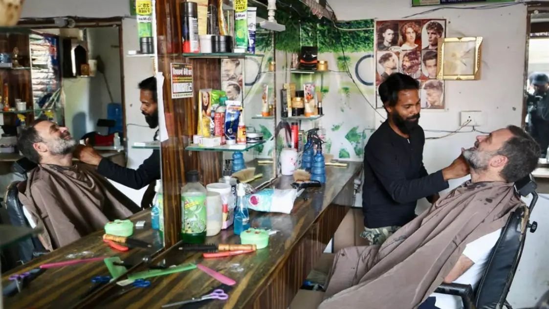 एक छोटी सी नाई की दुकान में राहुल गांधी ने करवाई सेविंग,दिए इतने रुपए