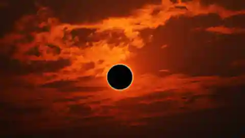 तुला राशि में आज लगेगा साल का आखिरी सूर्यग्रहण, इन राशियों के लोग हो जाएं सतर्क