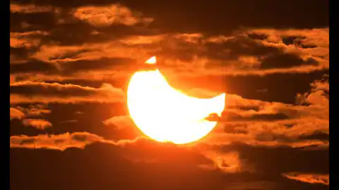 सूर्यग्रहण आज, बंद रहेंगे मंदिरों के कपाट, जानें ग्रहण का मध्यकाल, मोक्षकाल व कुल अवधि समेत सबकुछ