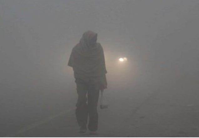 भीषण ठंड का कहर जारी, हाड़ कपा देने वाली ठंड में यात्रियों की नहीं ले रहा कोई सुध