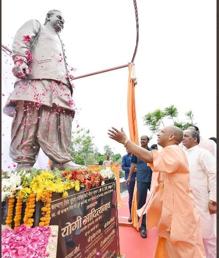 पूर्व सीएम कल्याण सिंह की भव्य प्रतिमा का सीएम योगी ने किया अनावरण, बोले-बाबूजी ने सुशासन की रखी नींव