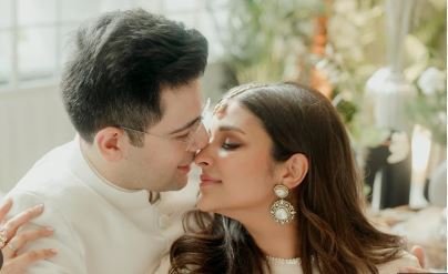 परिणीति चोपड़ा मुंबई एयरपोर्ट हुई स्पॉट, एक शख्स ने कह दी बड़ी बात ”कभी हमारे जीजू के साथ आइए.”