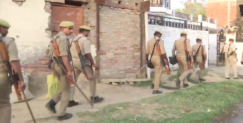 पुलिस ने माफिया अतीक की बहन के घर पर की छापेमारी, भारी फोर्स देख गांव में पसरा सन्नाटा